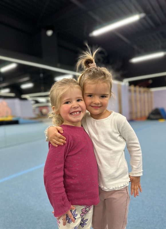 Dwie dziewczynki w sali Gymnastic
